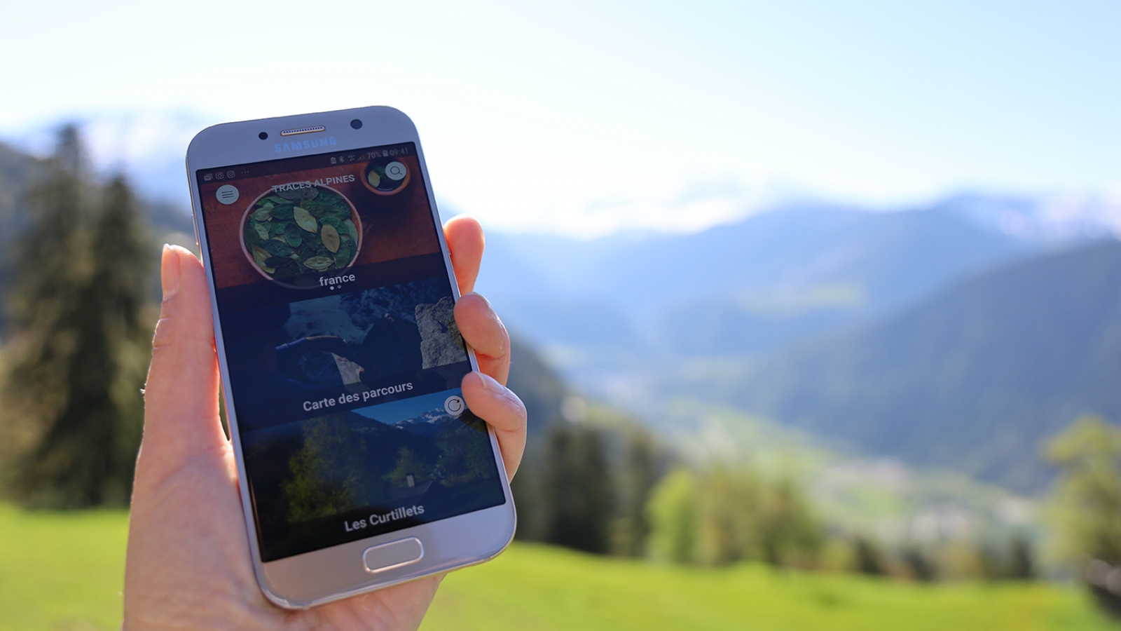 Mobiel affichant l'application de géoguidage Traces Alpines