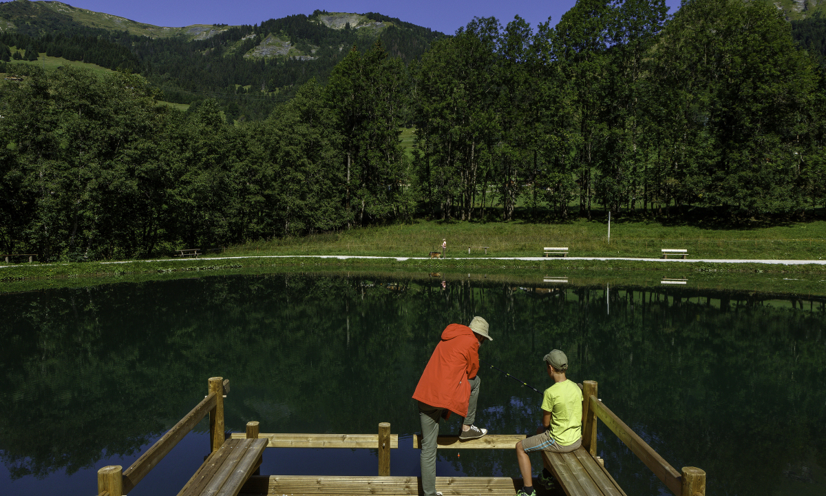 Etang, pêche, concours, base de loisirs dans la vallée d'Hauteluce au pied du Col du Joly