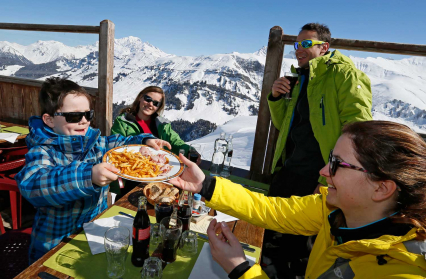 Repas en famille dans un restaurant d'altitude
