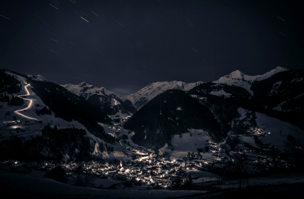Village d'Arêches en hiver avec descente aux flambeaux sur la piste du Grand Mont