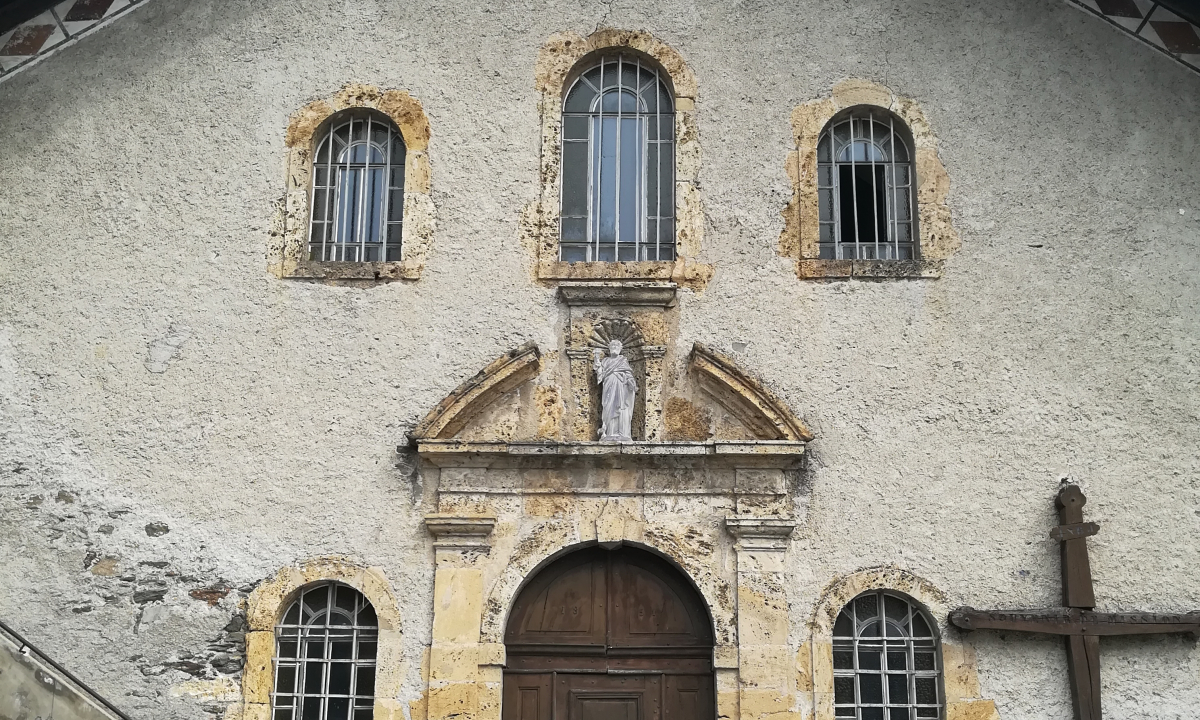 Parvis de l'église St Pierre à Villard-sur-Doron