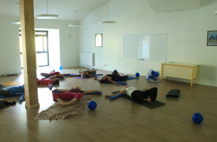 salle de Yoga avec swiss ball