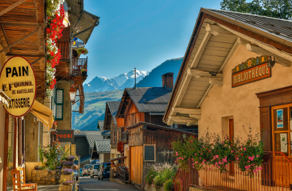 La rue principale du village, ses commerces et sa vue sur le Mont-Blanc