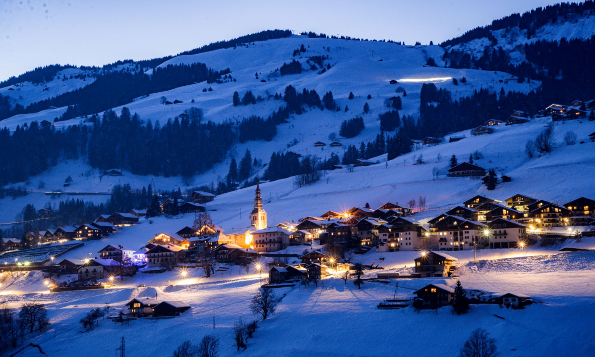 Village montagne en hiver nocturne