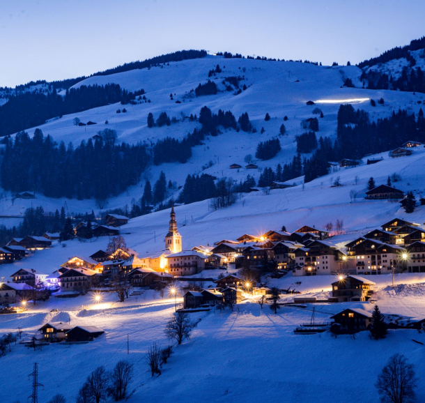 Village montagne en hiver nocturne