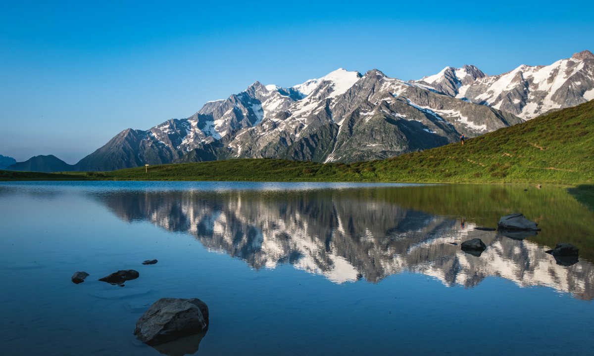 Le lac de Roselette et la chaîne du Mont-Blanc