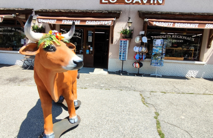 Vache devant le magasin Lo Cavin