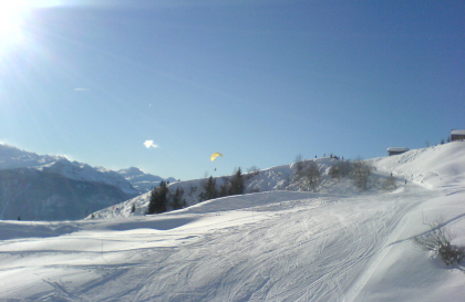 Compétition de parapente skis aux pieds