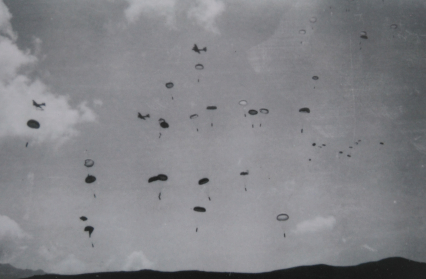 Photo du parachutage issue de la Saga des Saisies